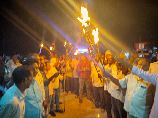 Muri : झारखंड बंद की पूर्व संध्या पर सिल्ली में झारखंड आंदोलनकारी मोर्चा ने निकाला मशाल जुलूस
