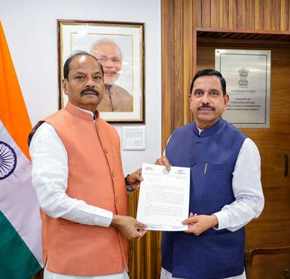 Jamshedpur : पूर्व मुख्यमंत्री रघुवर दास ने केंद्रीय शिक्षा मंत्री प्रह्लाद जोशी से नई दिल्ली में की मुलाकात, ‘ओलचिकी लिपि’ में पठन सामग्री के प्रकाशन का किया आग्रह