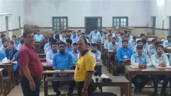 Chaibasa : आपदा के बाद भी चुनौती खत्म नहीं होती, संपत्ति और संसाधनों को बचाना जरूरी : संतोष कुमार