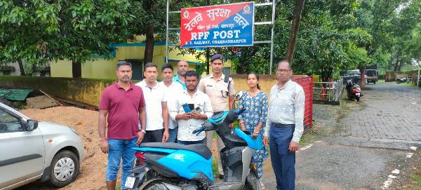  Chakradharpur : ‘ऑपरेशन यात्री सुरक्षा’ के तहत आरपीएफ और जीआरपी को मिली सफलता, तीन चोरी के मोबाइल के साथ आरोपी गिरफ्तार
