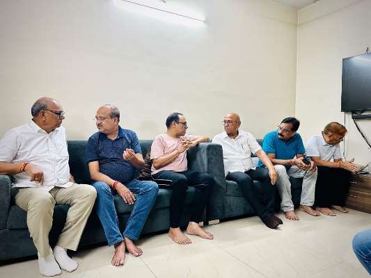Jamshedpur : मैरीन ड्राइव हादसे में मारे गए सार्थक, नमन और वंशिका के परिजनों से मिले सरयू राय, जताई गहरी संवेदना