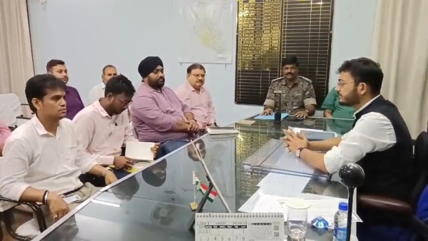 Jamshedpur : सड़क हादसों पर प्रशासन गंभीर, SDM की अगुवाई में हुई हाई लेबल बैठक, बस एसोसिएशन, ट्रक एसोसिएशन और सिंहभूम चैंबर ऑफ कॉमर्स के प्रतिनिधि हुए शामिल 