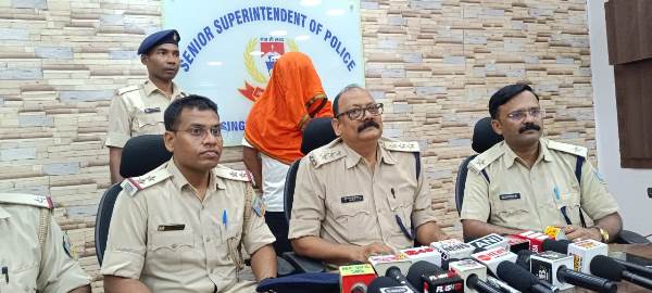 Jamshedpur : सोनारी में महिला से चेन छिनतई मामले का फरार आरोपी गिरफ्तार, छीनी गई चेन बरामद