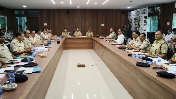 Jamshedpur : जमशेदपुर पुलिस की मासिक समीक्षा बैठक में एसएसपी ने मातहतों को दिए हर हाल में अपराध नियंत्रण के निर्देश, शहरभर में लगेंगे 300 नए सीसीटीवी कैमरे