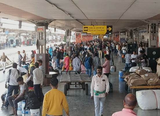 Kharagpur : रेलवे स्टेशन अथवा ट्रेन में गंदगी फैलाना पड़ेगा महंगा, केंद्र सरकार ने जुर्माना राशि बढ़ायी, 500 की बजाय अब देना होगा 1000 रुपया
