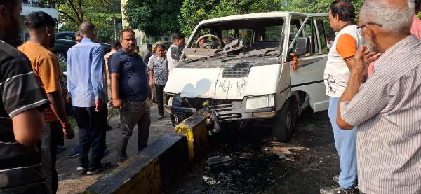 Jamshedpur : कार से टक्कर होने से बचाने के क्रम में डिवाइडर से टकराई स्कूल वैन, बाल-बाल बचे नौनिहाल
