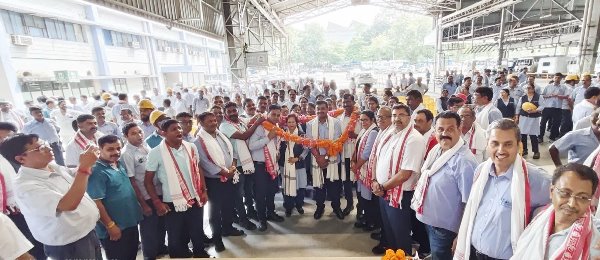 Jamshedpur : टाटा मोटर्स में बोनस समझौते से खुश कर्मचारियों ने पेंट फैक्ट्री में अध्यक्ष व महामंत्री का किया जोरदार स्वागत