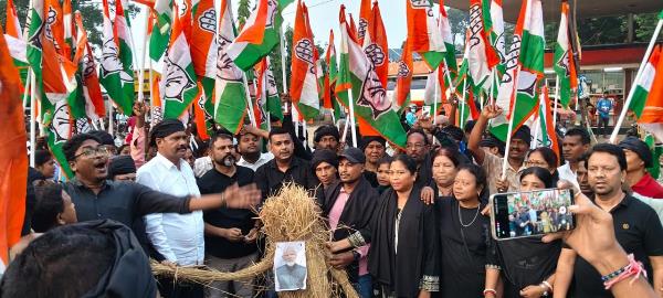 Chaibasa : लोकतंत्र और मताधिकार की रक्षा के संकल्प के साथ कांग्रेस ने मनाया ‘काला दिवस’, प्रधानमंत्री का पुतला दहन कर जताया विरोध