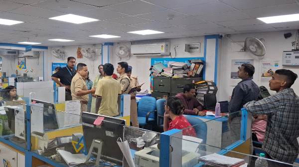 Jamshedpur : DSP (L & O ) ने बैंकों में जाकर परखी सुरक्षा व्यवस्था, सीसीटीवी, अलार्म और सुरक्षा व्यवस्था जांची