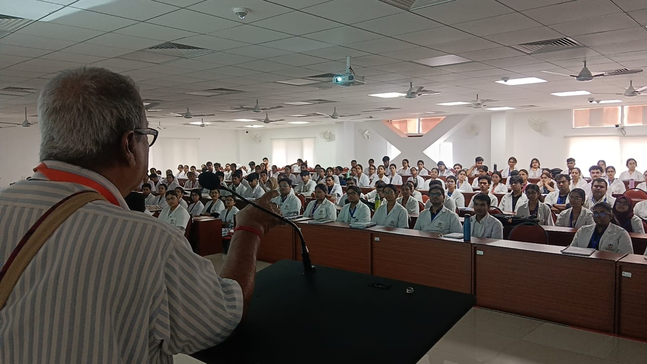 Jamshedpur : मणिपाल टाटा मेडिकल कॉलेज में एमबीबीएस छात्रों को रक्तदान एवं थैलेसीमिया जागरूकता का दिया गया प्रशिक्षण
