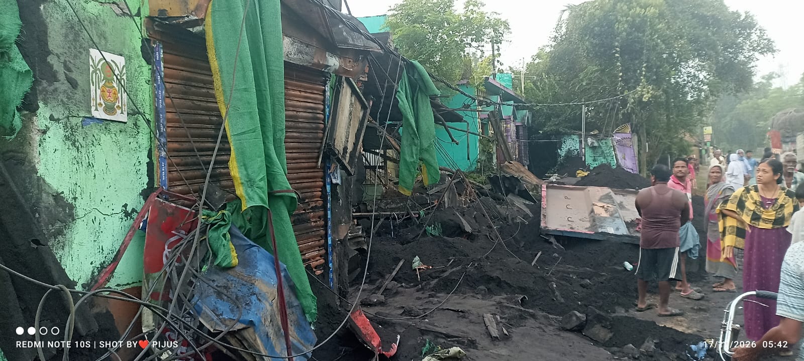 Jhargram : दुर्गापूजा के बीच झाड़ग्राम में भीषण हादसा, बेकाबू डंपर कई घरों में घुसा, कई घर क्षतिग्रस्त, चालक की मौत