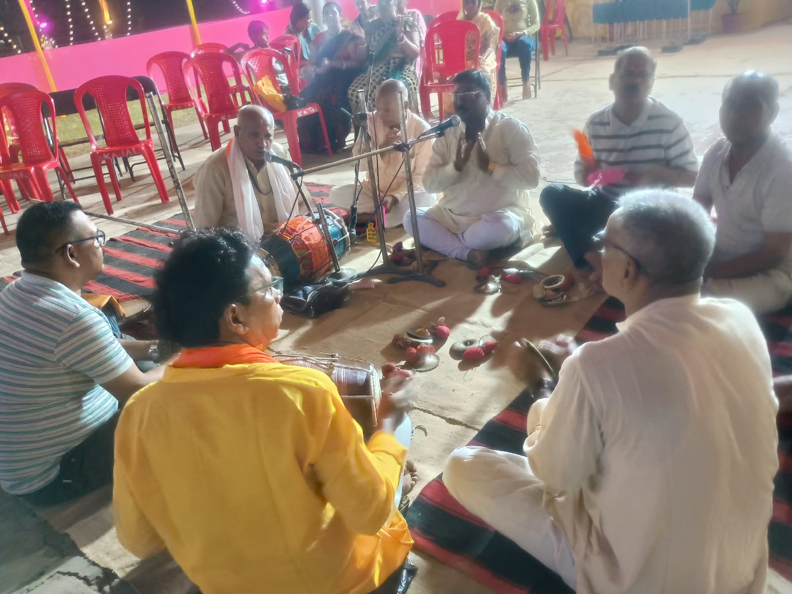 Jadugora : नरवा पहाड़ कॉलोनी पूजा पंडाल में मां भगवती के भजनों पर में झूमे लोग, यूसिल कर्मी भैरव रजक की मनमोहक प्रस्तुति ने जीता लोगों का दिल