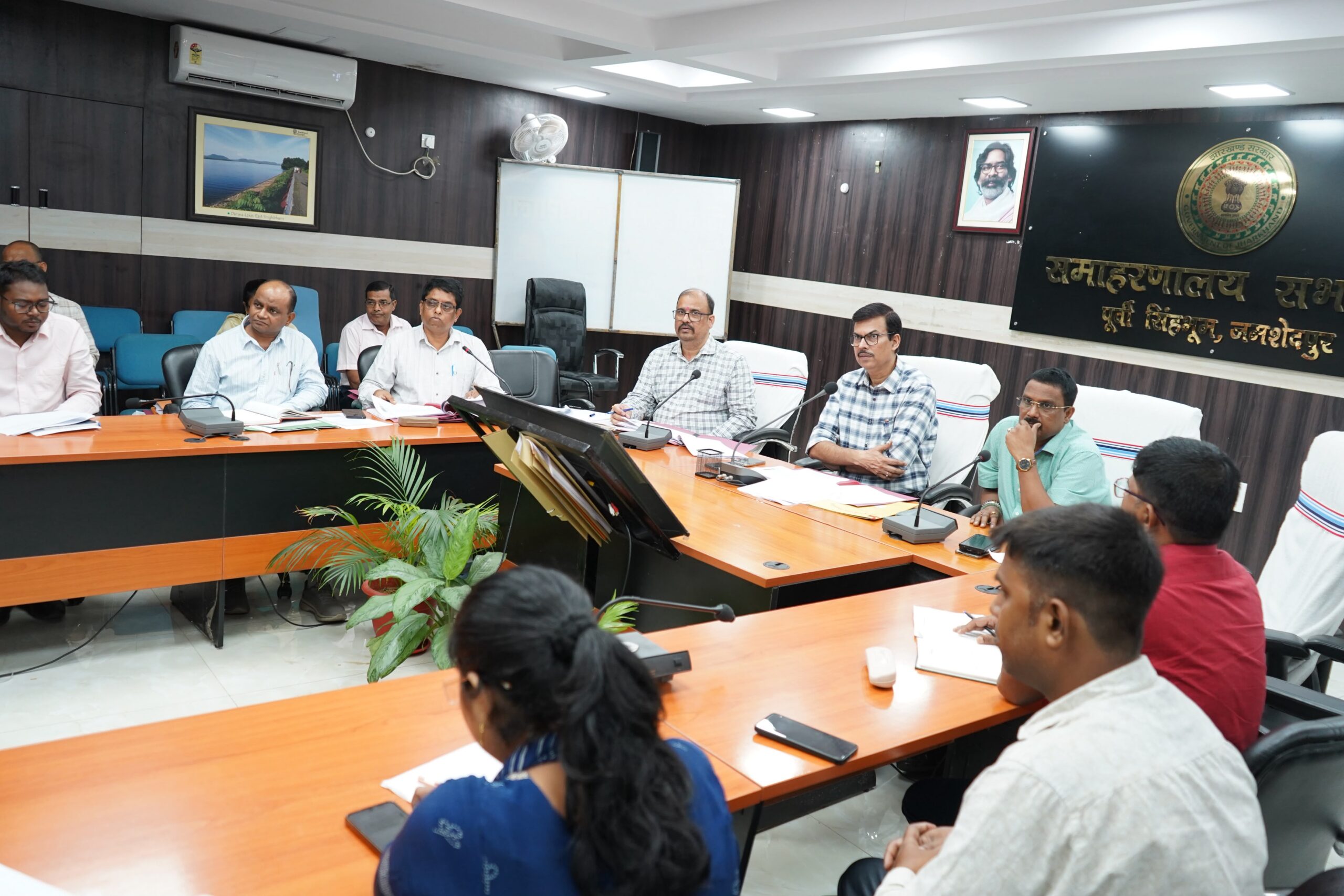 Jamshedpur : खाद्यान्न वितरण में लापरवाही बरतने पर चार बीएसओ को किया गया शो-कॉज, विभागीय कार्रवाई की चेतावनी