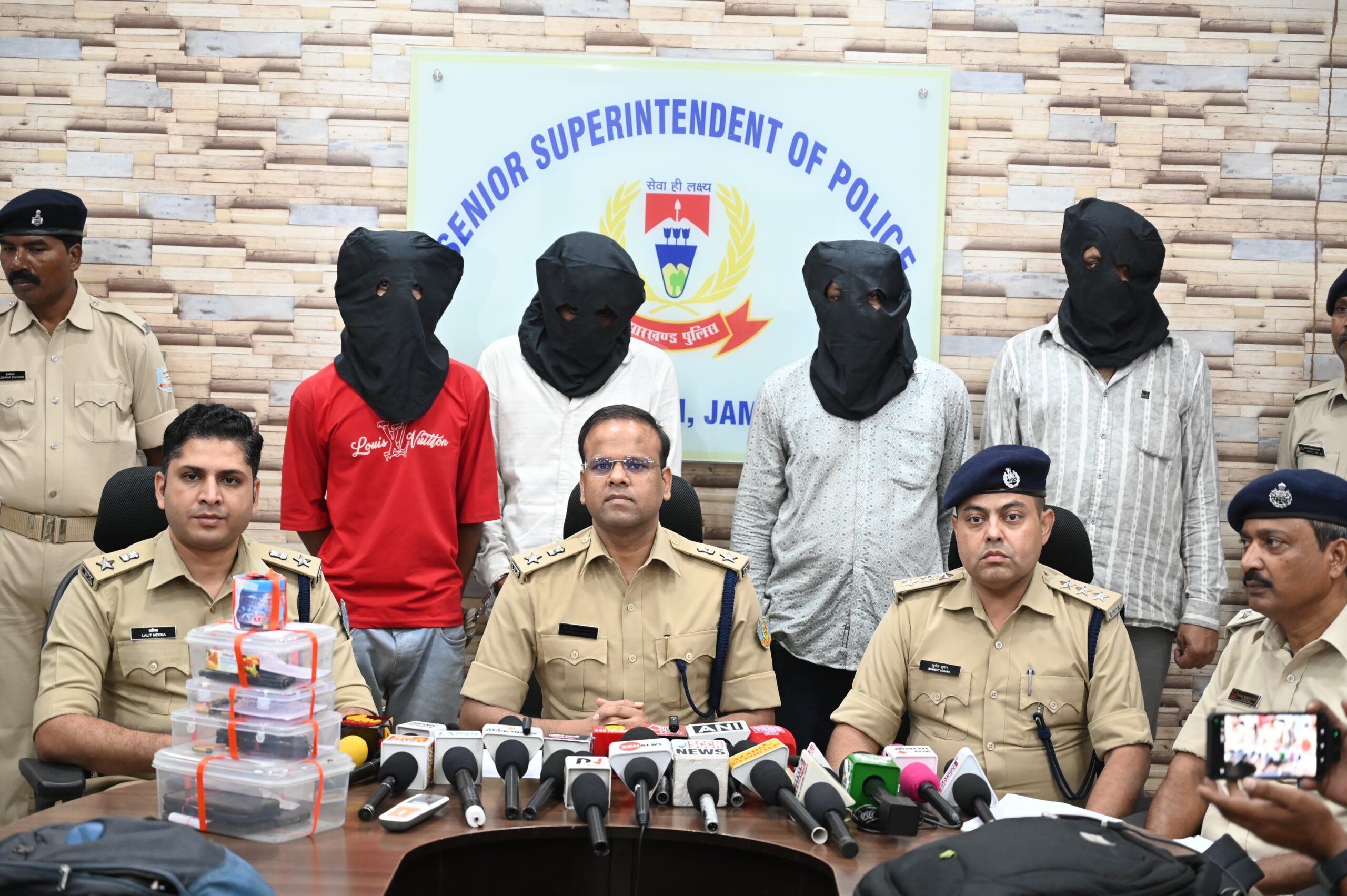 Jamshedpur : जुगसलाई में बड़ी वारदात की साजिश नाकाम, चार आरोपी गिरफ्तार; दो लोडेड हथियार समेत भारी मात्रा में कारतूस बरामद