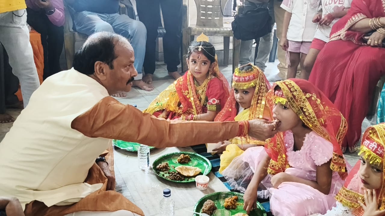 Jamshedpur : नवमी पर पूर्व मुख्यमंत्री रघुवर दास ने की मां गौरी की पूजा-अर्चना, कन्या पूजन में हुए शामिल