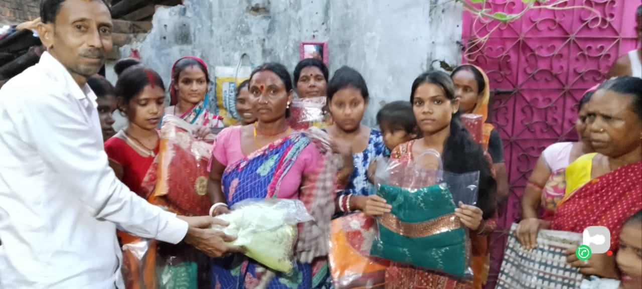 Jamshedpur : झामुमो नेता उज्ज्वल दास ने दुर्गा पूजा में 251 महिलाओं के बीच किया साड़ी का वितरण 