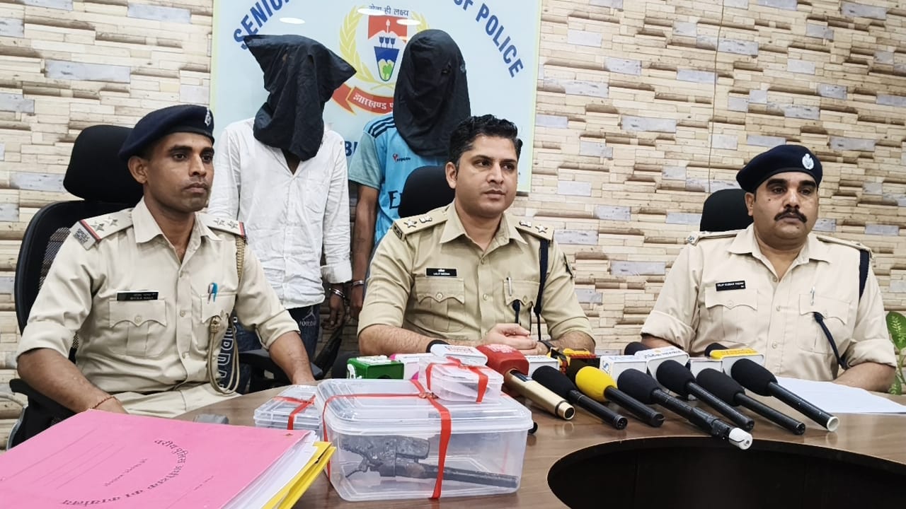 Jamshedpur : कदमा में अवैध हथियार के साथ दो युवक गिरफ्तार, देशी कट्टा और गोली बरामद