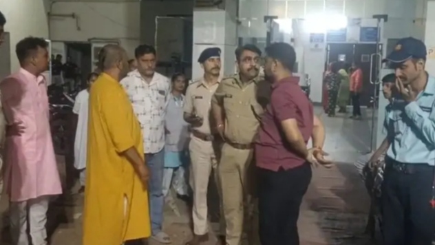 Adityapur : आदित्यपुर में फास्ट फूड खाने को लेकर हुए विवाद में युवक की चाकू मारकर हत्या, तीन अन्य घायल, जांच में जुटी पुलिस 
