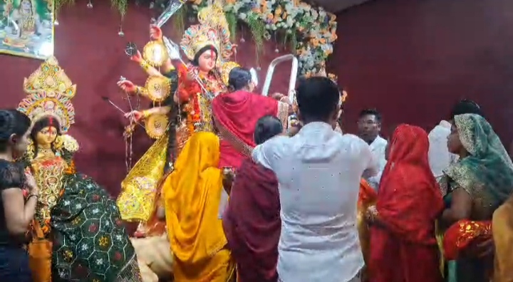 Jamshedpur : सुंदर नगर में विजयदशमी पर सिंदूरदान के लिए उमड़ी महिलाओं की भीड़; शोभायात्रा के साथ निकलेगी भव्य विसर्जन