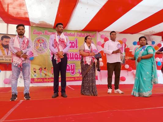 Jadugora : लूगू मुर्मू जनजातीय आवासीय विद्यालय के वार्षिक उत्सव में सांस्कृतिक नृत्य-नाटक ने बांधा समां