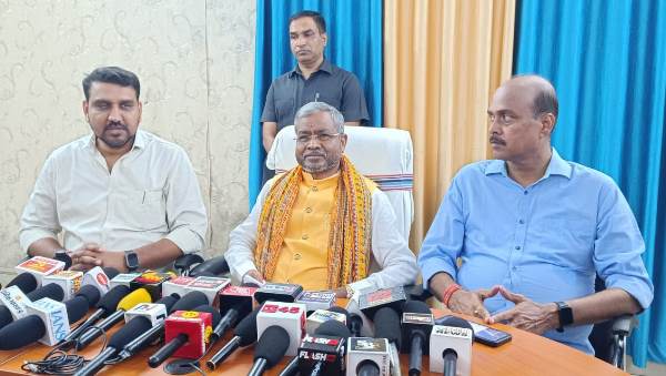 Jamshedpur : बाबूलाल मरांडी का कांग्रेस पर हमला, बोले- आंदोलन के जरिए देश में अराजकता फैलाने की हो रही कोशिश