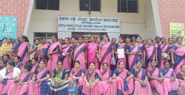 Bahragora : समस्याओं के समाधान की मांग को लेकर आंगनबाड़ी संघ ने 26 अक्टूबर से कामकाज ठप्प करने की दी चेतावनी