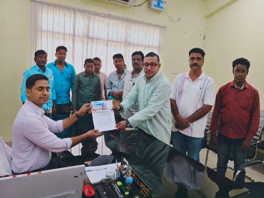 Bahragora : बारिश से बेघर हुए परिवारों के लिए ‘अबुआ आवास’ और मुआवजे की मांग, भाजपा नेता ने बीडीओ को सौंपा मांग पत्र 
