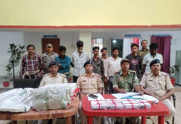 Bahragora : पड़ोसी ही निकला चोर गिरोह का मास्टरमाइंड, सुनार सहित 7 गिरफ्तार, नकद, जेवरात व अन्य सामान बरामद
