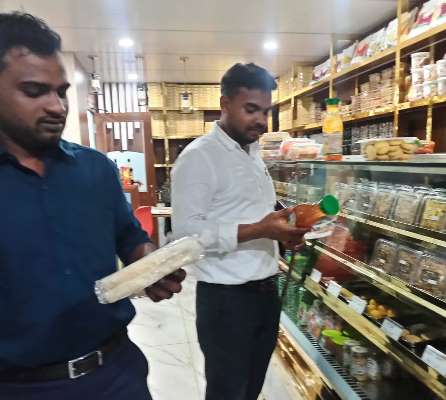 Bahragora : बहरागोड़ा में दुर्गा पूजा से पहले खाद्य सुरक्षा विभाग की बड़ी कार्रवाई, कई दुकानों में छापेमारी, घटिया मिठाइयां की नष्ट, दुकानदारों में कार्रवाई से मचा हड़कंप