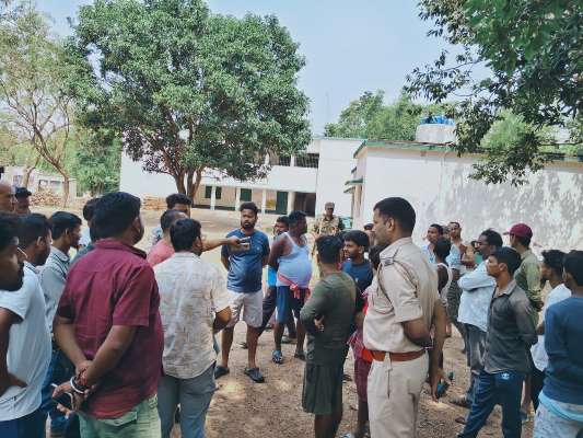 Bahragora : सांसद प्रतिनिधि और ठेकेदार के बीच कार्यस्थल पर जमकर हंगामा, एग्जीक्यूटिव इंजीनियर के निर्देश पर काम बंद