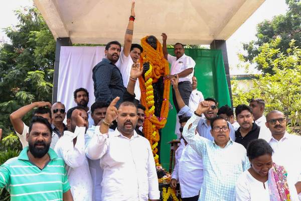 Jamshedpur : पूर्व मंत्री बन्ना गुप्ता ने महात्मा गांधी एवं लाल बहादुर शास्त्री को दी श्रद्धांजलि