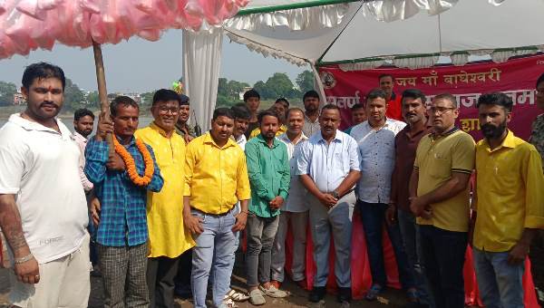 Jamshedpur : जितिया पर्व के दिन नदी में डूबी किशोरी के परिजनों से मिले  पूर्व मंत्री बन्ना गुप्ता 