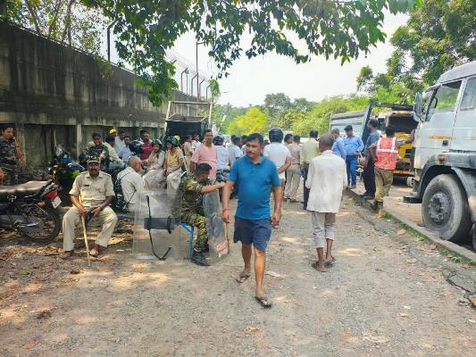 Jamshedpur : बर्मामाइंस में प्रशासन का बड़ा एक्शन, अतिक्रमण कर बनी 17 दुकानें हटायी गई, टाटा स्टील के आवेदन पर हुई कार्रवाई