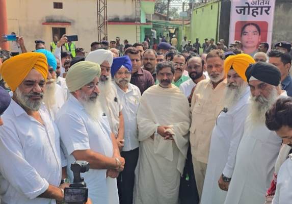 Jamshedpur : सीजीपीसी प्रतिनिधिमंडल ने नेमरा पहुंचकर मुख्यमंत्री हेमंत सोरेन से की मुलाकात, स्वर्गीय रुपी सोरेन के निधन पर दुख एवं शोक प्रकट किया
