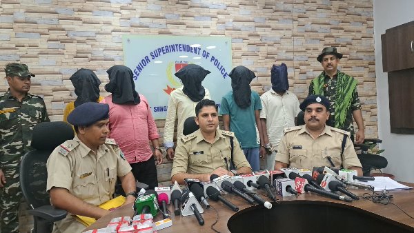 Jamshedpur : जमशेदपुर में हथियार के दम पर रंगदारी वसूलने वाले कथित गिरोह पर पुलिस का शिकंजा, पांच गिरफ्तार, लोडेड देशी कट्टा और पांच जिंदा गोलियां बरामद