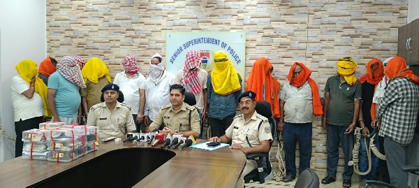Jamshedpur : बिरसानगर में जुआ के अड्डे पर पुलिस की बड़ी कार्रवाई, 15 गिरफ्तार; 7.67 लाख रुपये नकद बरामद