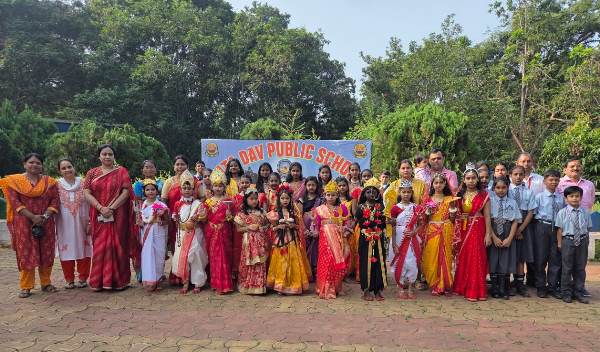 Chaibasa : टाटा डी.ए.वी.पब्लिक स्कूल नोवामुंडी में नवदुर्गा के रूप में सजीं कन्याएं, सृष्टि में शक्ति, संतुलन और समन्वय का दिया संदेश 