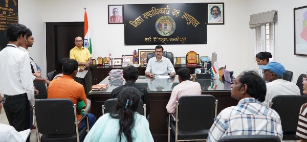 Jamshedpur : उपायुक्त ने जन शिकायत निवारण दिवस में सुनी नागरिकों की समस्याएं, आवेदनों पर दिया कार्रवाई का निर्देश