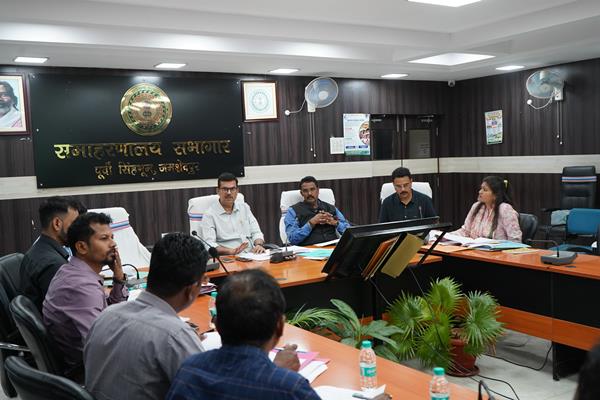 Jamshedpur : विकास योजनाओं की सुस्त रफ्तार और गुणवत्ता पर उपायुक्त सख्त, लंबित कार्यों को समय सीमा में पूरा करने का दिया निर्देश