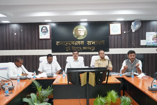 Jamshedpur : उपायुक्त ने दुर्गा पूजा को लेकर पेश-ए-इमाम, मस्जिदों के अध्यक्ष एवं सचिव के साथ बैठक, आपसी भाईचारा एवं सौहार्द्रपूर्ण वातावरण में पर्व मनाने की अपील