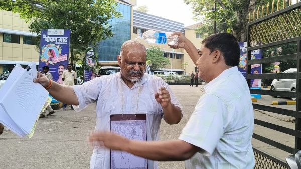 Jamshedpur : डीसी कार्यालय के गेट पर बुजूर्ग ने केरोसिन डालकर आत्मदाह का किया प्रयास, जवान की तत्परता से बची जान