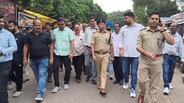 Jamshedpur : दुर्गा पूजा को लेकर जमशेदपुर में प्रशासन अलर्ट, DC और SSP ने पूजा पंडालों का किया संयुक्त निरीक्षण