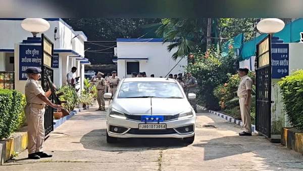 Jamshedpur :जमशेदपुर पहुंचीं डीजेपी, अपराध नियंत्रण को लेकर कोल्हान के पुलिस अधिकारियों संग की बैठक