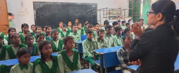 Jamshedpur : कानून से रू ब रु हुए उत्क्रमित मध्य विद्यालय हलूदबनी के छात्मेंर, डालसा ने विधिक जागरूकता शिविर का किया आयोजित 