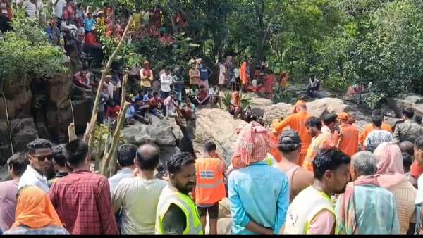 Jhargram : पानी में डूब रहे सात वर्षीय बेटे को बचाने के लिए घाघरा जल प्रपात की तेज धार में बह गई मां, गोताखोरों की मदद से महिला की तलाश जारी