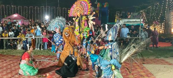 खासमहल दुर्गा पूजा कमिटी : छऊ नृत्य में जीवंत हुआ महिषासुर मर्दिनी का मंचन