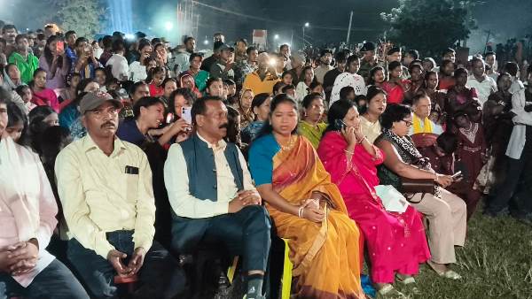 Chaibasa : गुवा फुटबॉल मैदान में सांस्कृतिक कार्यक्रम की धूम, कल्याण नगर को मिला बेस्ट पंडाल का अवार्ड