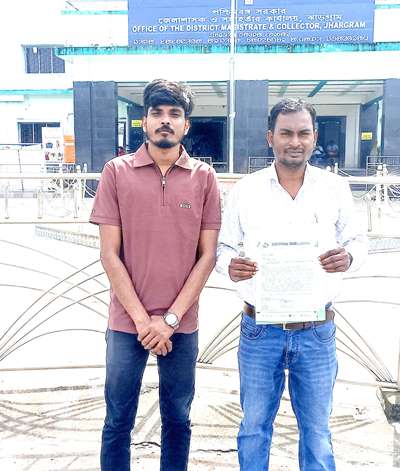 Jhargram : सड़क दुर्घटना में पत्नी की मौत, आठ दिन बाद घर पर मां ने भी दम तोड़ा, आर्थिक संकट से जूझ रहे झाड़ेश्वर महतो को सरकारी मदद का है आसरा