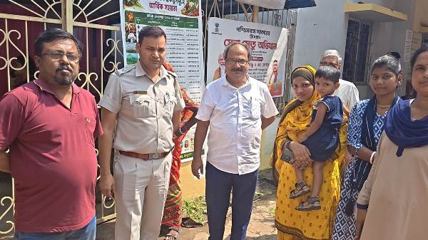 Jhargram : भीड़ में मां से बिछड़ा मासूम, पुलिस की तत्परता से कुछ ही देर में मिला, ‘सेवा सेतु अभियान’ के दौरान हुई वारदात