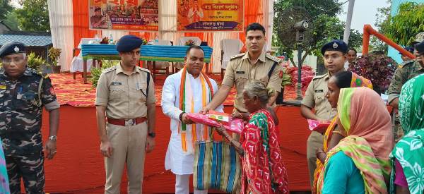 Jhargram : लालगढ़ थाने ने ‘सहाय’ कार्यक्रम का किया आयोजन, जरूरतमंदों के बीच साड़ी, धोती, मच्छरदानी व बच्चों को कपड़े किया प्रदान